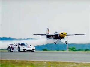 Video: el Porsche 918 Spyder desafía a un avión