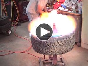 Video: Así se monta una llanta usando fuego