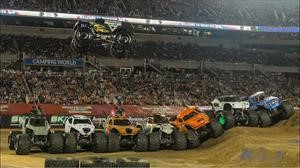 Video: nuevo record de salto largo a bordo de un Monster Truck