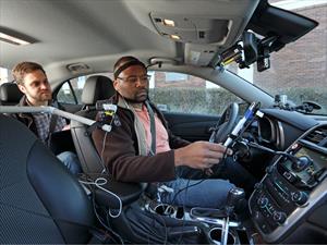Sistemas activados por voz distraen a los conductores según una investigación 