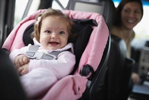 ¿Cómo amamantar a tu hijo sobre un auto?
