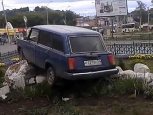 Choca el auto y crea un monumento a los malos conductores