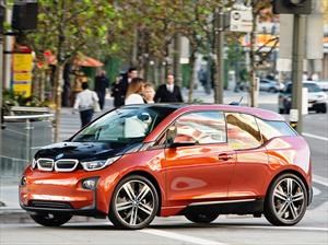 BMW vende 100,000 autos híbridos y eléctricos