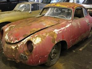 Encuentran más de 80 autos clásicos abandonados en un granero