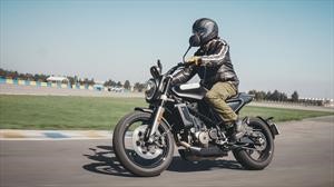 Husqvarna Svartpilen 701, estilo egoísta con manejo versátil