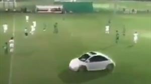 ¡Falta, juez!: Inesperada visita de un Beetle durante un partido de fútbol