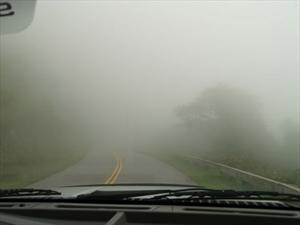 5 errores que se cometen al manejar con niebla