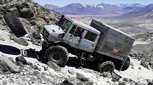 Dos Mercedes-Benz Unimog rompen el récord de altura para un vehículo motorizado