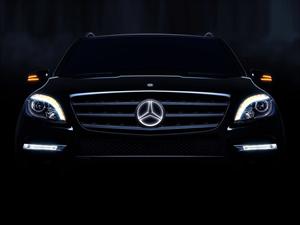 Mercedes-Benz ilumina su estrella de tres puntas