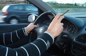 Estudio revela que tan contaminante es el auto de un fumador
