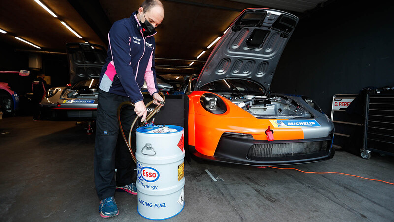 ExxonMobil y Porsche ya estan probando el combustible ecológico que fabricarán en Chile