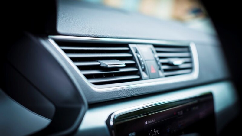 Cómo usar la recirculación del aire acondicionado del automóvil