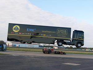 Video: Camión Renault salta sobre un Lotus F1 a toda velocidad