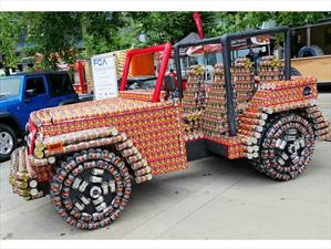 Jeep Wrangler hecho con 5,000 latas de comida