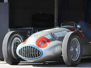 Mercedes-Benz revive las viejas glorias de las Flechas plateadas.