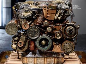 Un V12 de Mercedes-Benz hecho de madera y fósiles