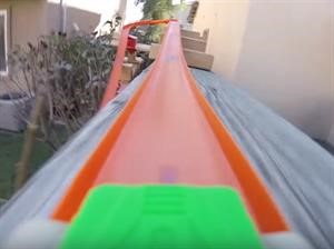 Video: Una pista de Hot Wheels enorme en el patio de una casa