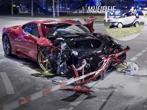 Un smart choca contra un Ferrari 458 Speciale y lo destroza