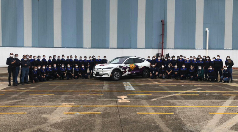 Un Ford Mach-E fabricado solo por mujeres es convertido en obra de arte