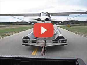 Video: Un hidroavión despegando desde un tráiler