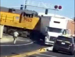 Impactante accidente de un tren con un camión