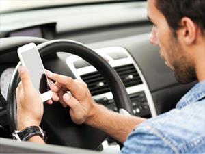 Automovilista choca por ver una película porno