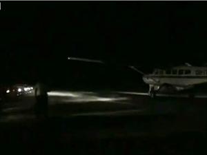 Ayudan en una emergencia Iluminando pista de avión con los faros de sus autos