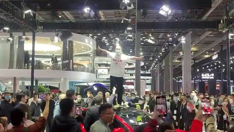 Shanghái 2012: ¡clienta de Tesla arma escándalo por mala posventa!