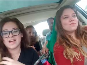 Una de las razones por las que no debes usar un selfie stick en el auto