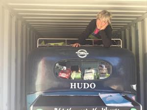 Mujer da la vuelta al mundo en su carro clásico