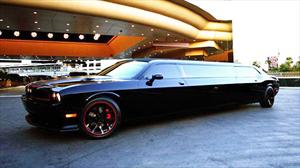 Para no creer, un Dodge Challenger SRT8 convertido en limusina