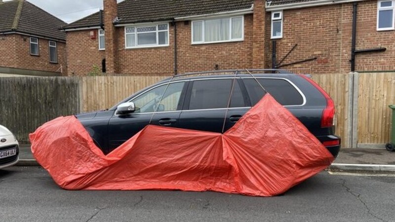 El curioso caso de la ciudad inglesa dode todos tapan sus autos