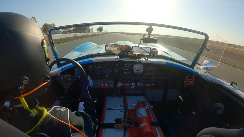 Video: Este Shelby Cobra con motor de Tesla se come la pista