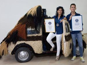 Un FIAT 500 es cubierto completamente con cabello natural