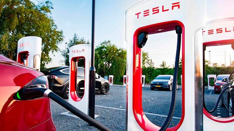 Tesla busca limitar sus gastos