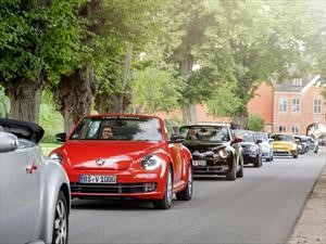 Volkswagen festeja el 20º aniversario de la segunda etapa del Beetle con un radiante desfile