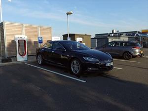 Tesla Model S P85D impone récord de autonomía