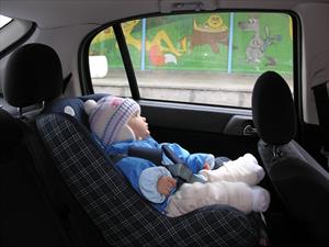 ¿Por qué mi hijo no debe usar chamarra cuando viaja en la silla de seguridad?