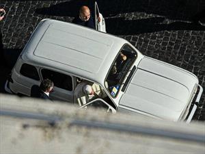 ¿Un Renault 4L es el nuevo Papamóvil?