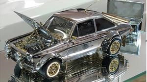 Este Ford Escort a escala está fabricado con oro, plata y diamantes