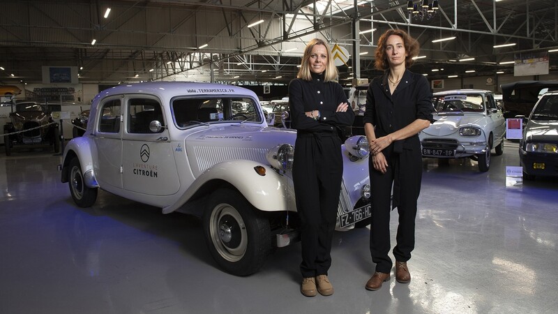 Un Citroën Traction Avant es conducido por 2 mujeres en una travesía Panamericana por la solidaridad