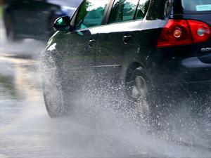 Consejos para manejar seguro bajo la lluvia