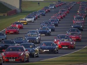 Récord Guinness, una caravana de 964 Ferrari en Silverstone