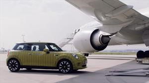 MINI Cooper SE remolca un avión