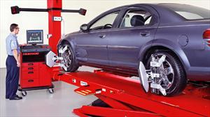 ¿Cómo sé que mi auto necesita balanceo y alineación?