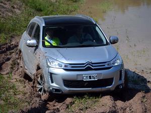 ¿Cómo manejar una 4x4 en el barro?