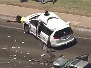 Carro autónomo de Waymo sufre accidente