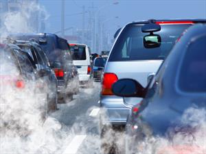 Manejar a baja velocidad contamina más
