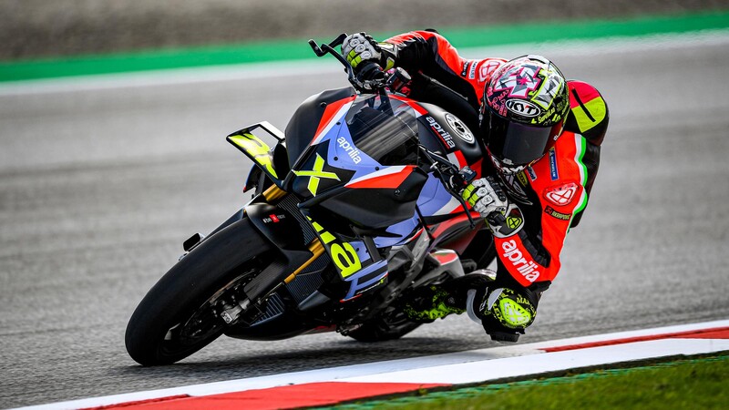 Aprilia Tuono V4 X, con prestaciones similares a una de competencia