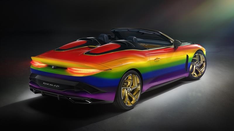 Bentley multicolor rinde homenaje a quienes luchan contra el covid-19